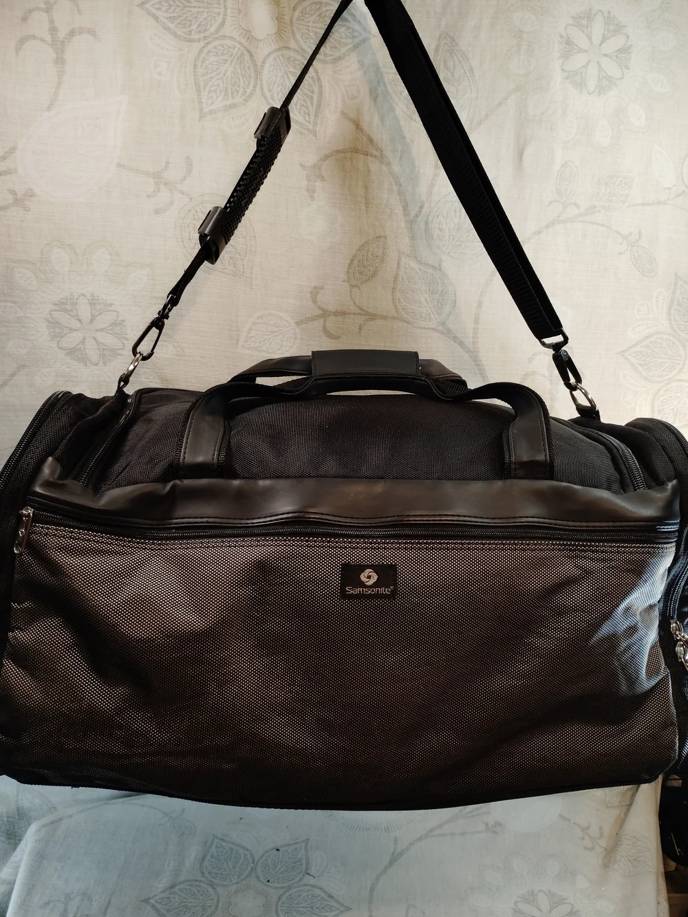 Samsonite Black and Gray Duffel/Travel Weekend/ Gym Bag